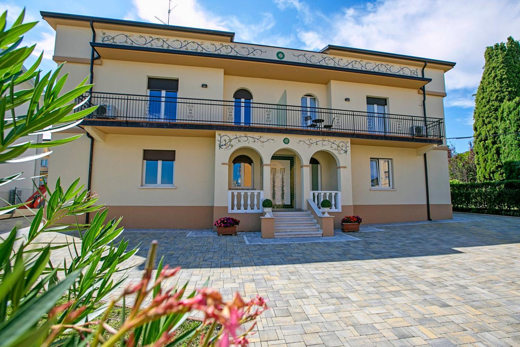 Villa Mimosa - Appartamento 2 - Happy Rentals Desenzano del Garda Buitenkant foto