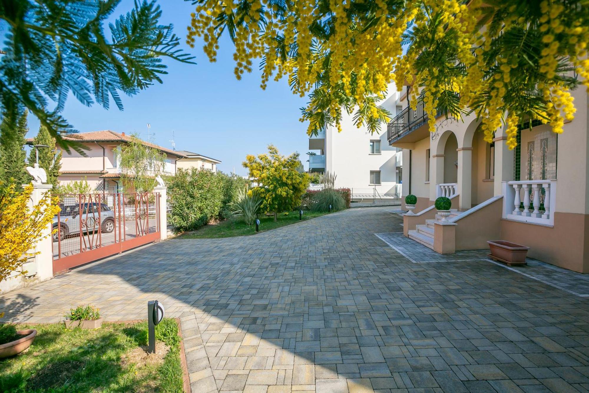 Villa Mimosa - Appartamento 2 - Happy Rentals Desenzano del Garda Buitenkant foto